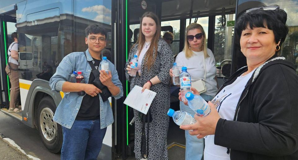 Воду второй день подряд раздают пассажирам московского транспорта из-за жары