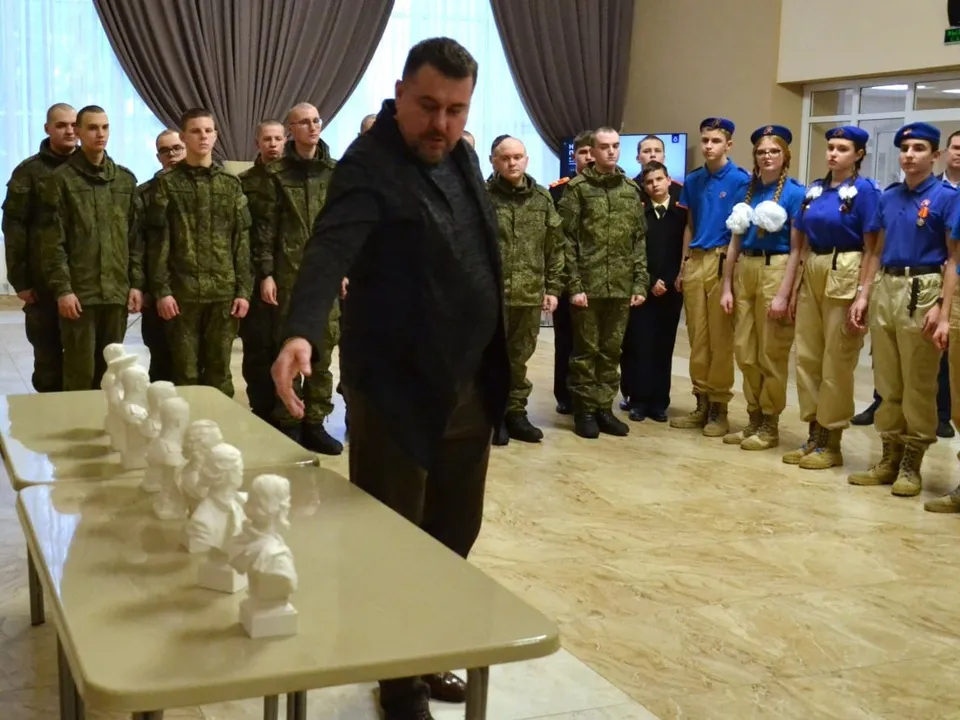 Скульптор студии военных художников Дмитрий Клавсуц на открытии выставки. Фото: администрация Краснознаменска