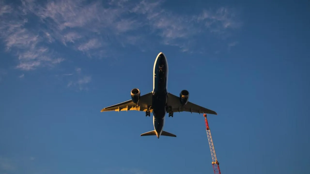 Baza: самолет SSJ-100 компании «Азимут» совершил аварийную посадку в Красноярске