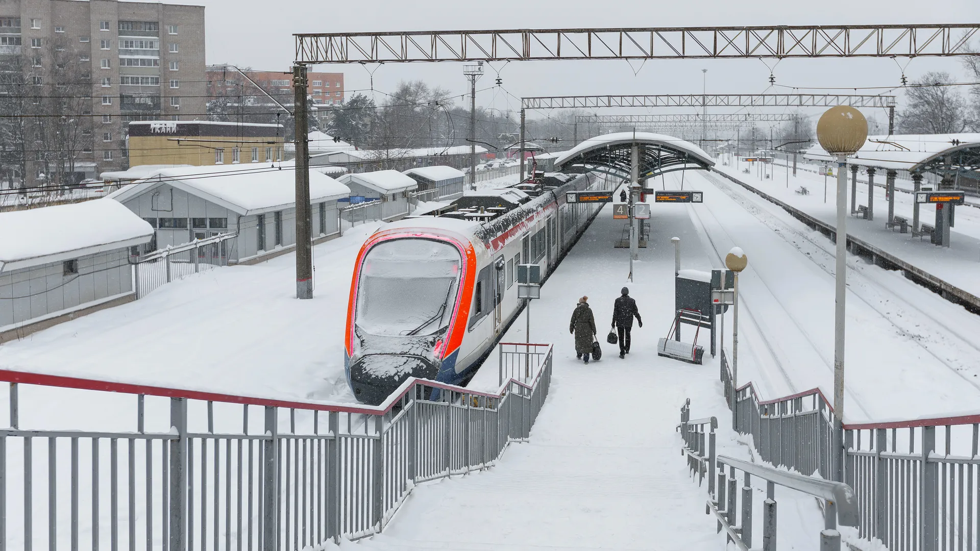 электричка МЦД на перроне станции «Лосино-Петровская»
