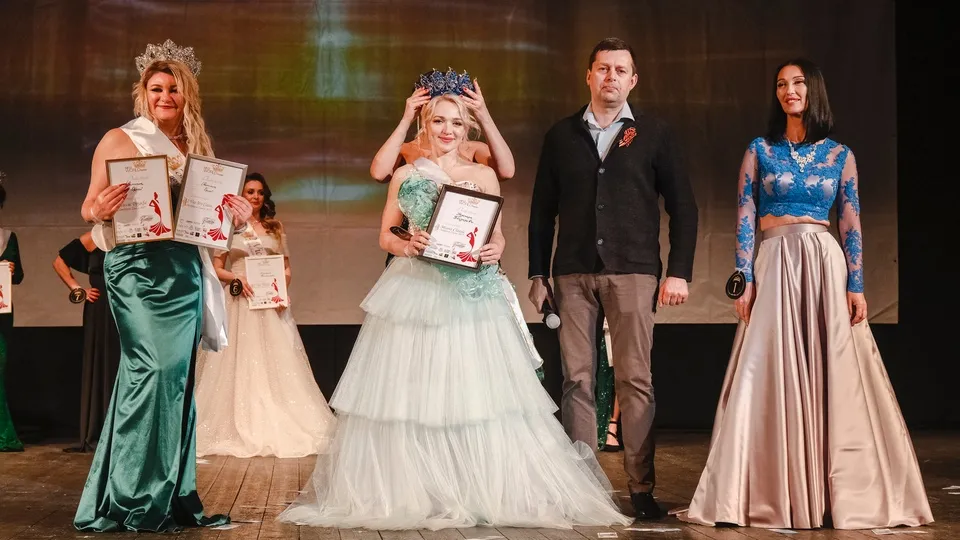 «Миссис Классик Орехово -Зуево 2025» Надежда Бондарева (вторая слева). Фото: пресс-служба администрации Орехово-Зуевского г.о.