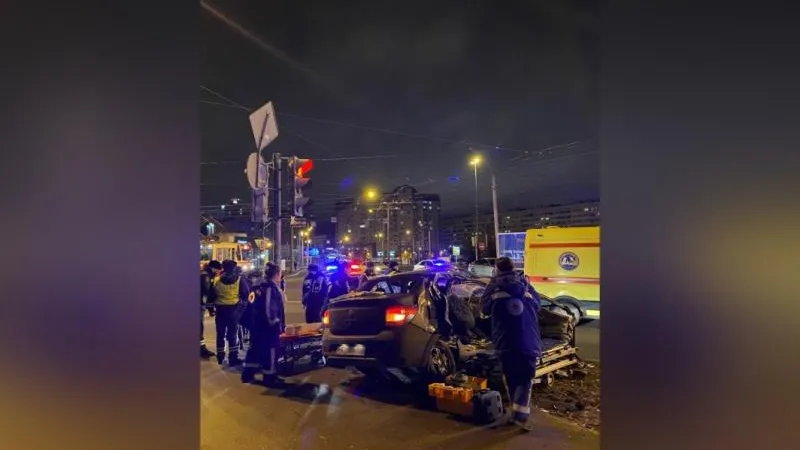 В Петербурге водитель Infiniti устроил ДТП, в котором погибла девушка