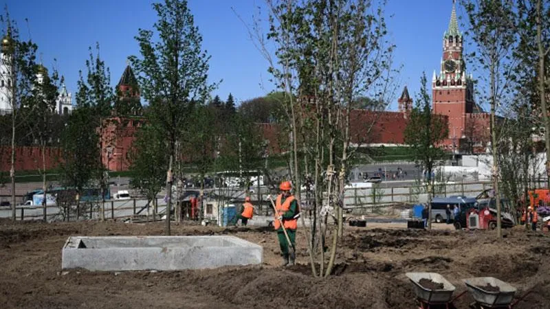 В парке «Зарядье» начались работы по оформлению пешеходного пространства