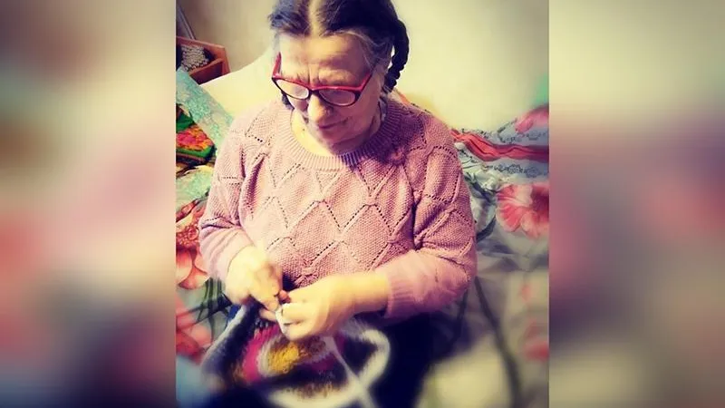 Бабушка из Серпухова продает в Instagram вязаные вещи, чтобы отстроить сгоревший дом