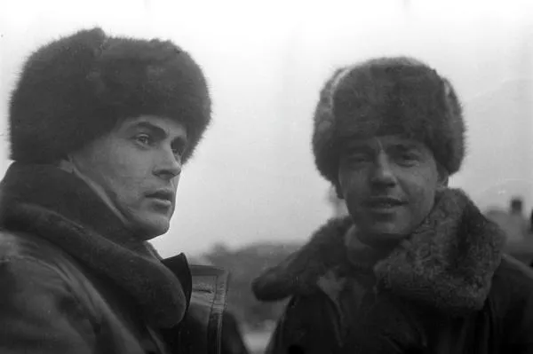 Герой Советского Союза, полярный исследователь, участник плавания на пароходе «Челюскин» (1933-1934 год) Петр Петрович Ширшов (1905-1953) (слева) и кинооператор кинохроники, также участник плавания на «Челюскине» Марк Антонович Трояновский (1907-1967)