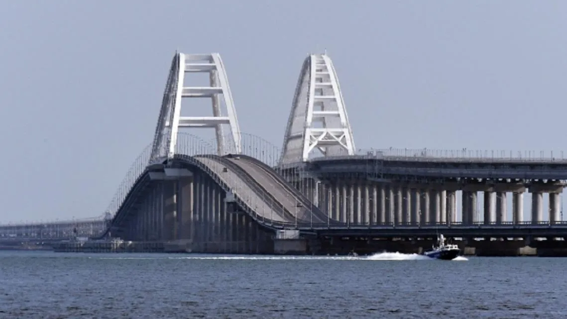 Движение на Крымском мосту возобновили после небольшого перерыва