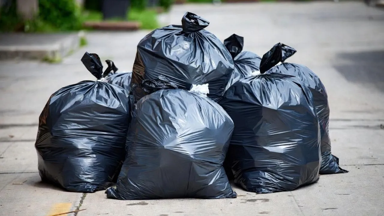 «Сметают пакеты тоннами»: в Южной Корее на фоне нефтяного кризиса началась паника из-за мусора