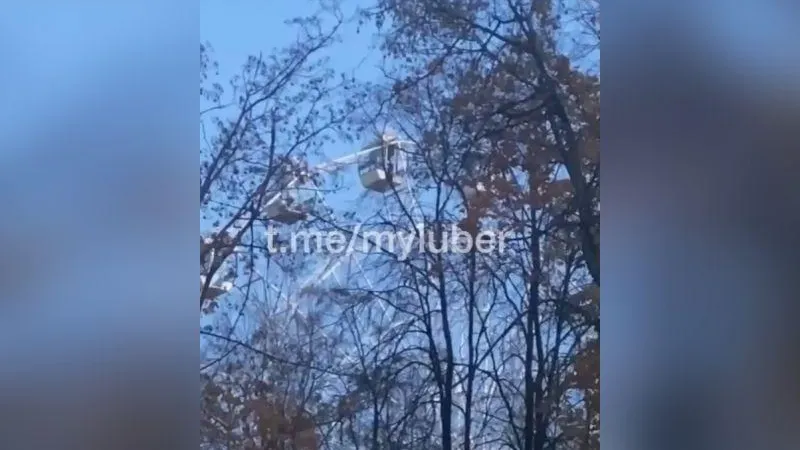 На колесе обозрения в Люберцах застряли люди