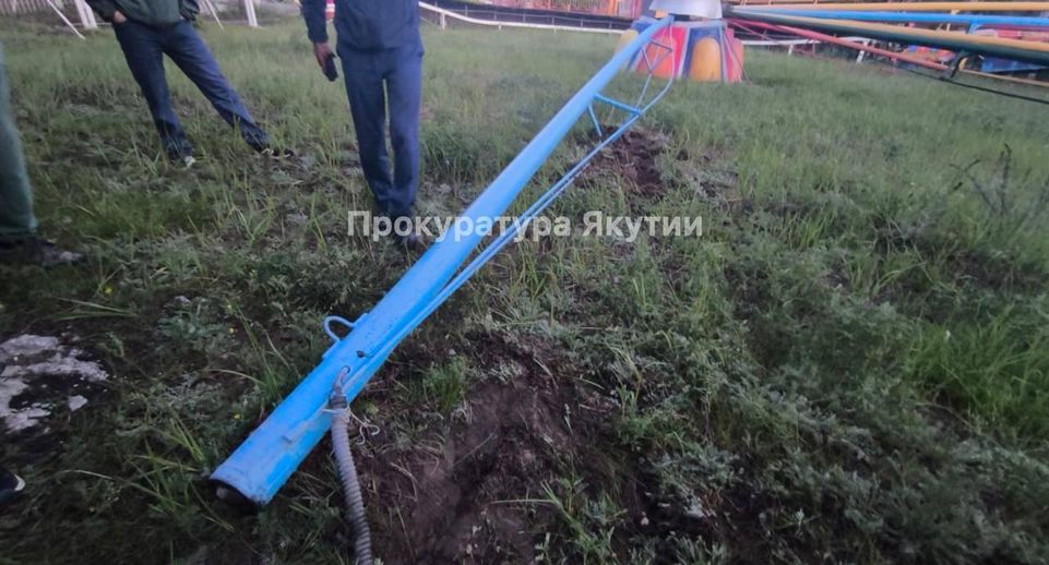 Поезд аттракциона сошел с рельсов в городском парке в Якутске