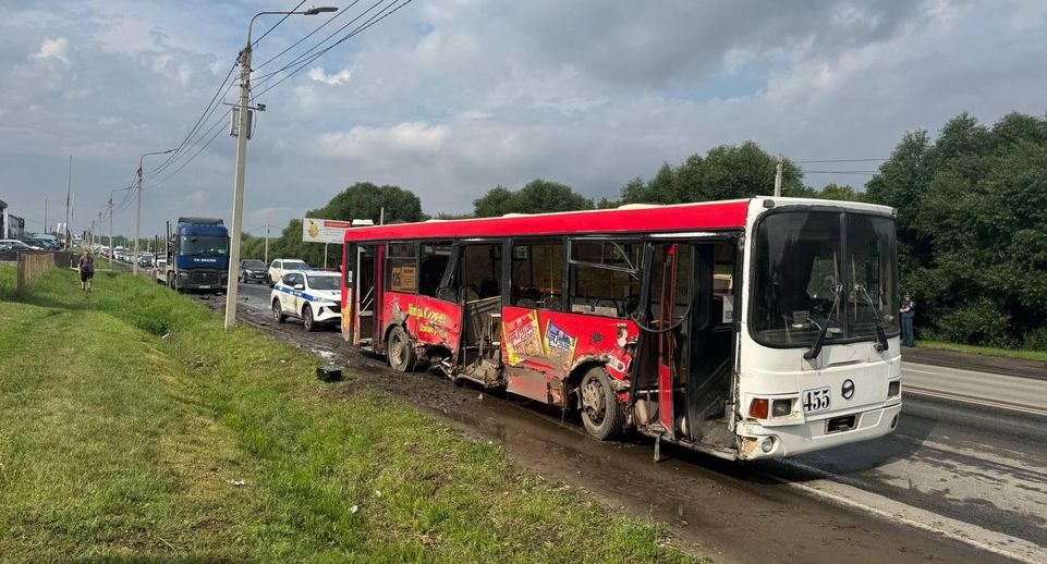 Шесть человек пострадали в результате ДТП с автобусом и грузовиком в Омске