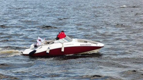 В Петербурге на Неве столкнулись катамаран и прогулочная яхта