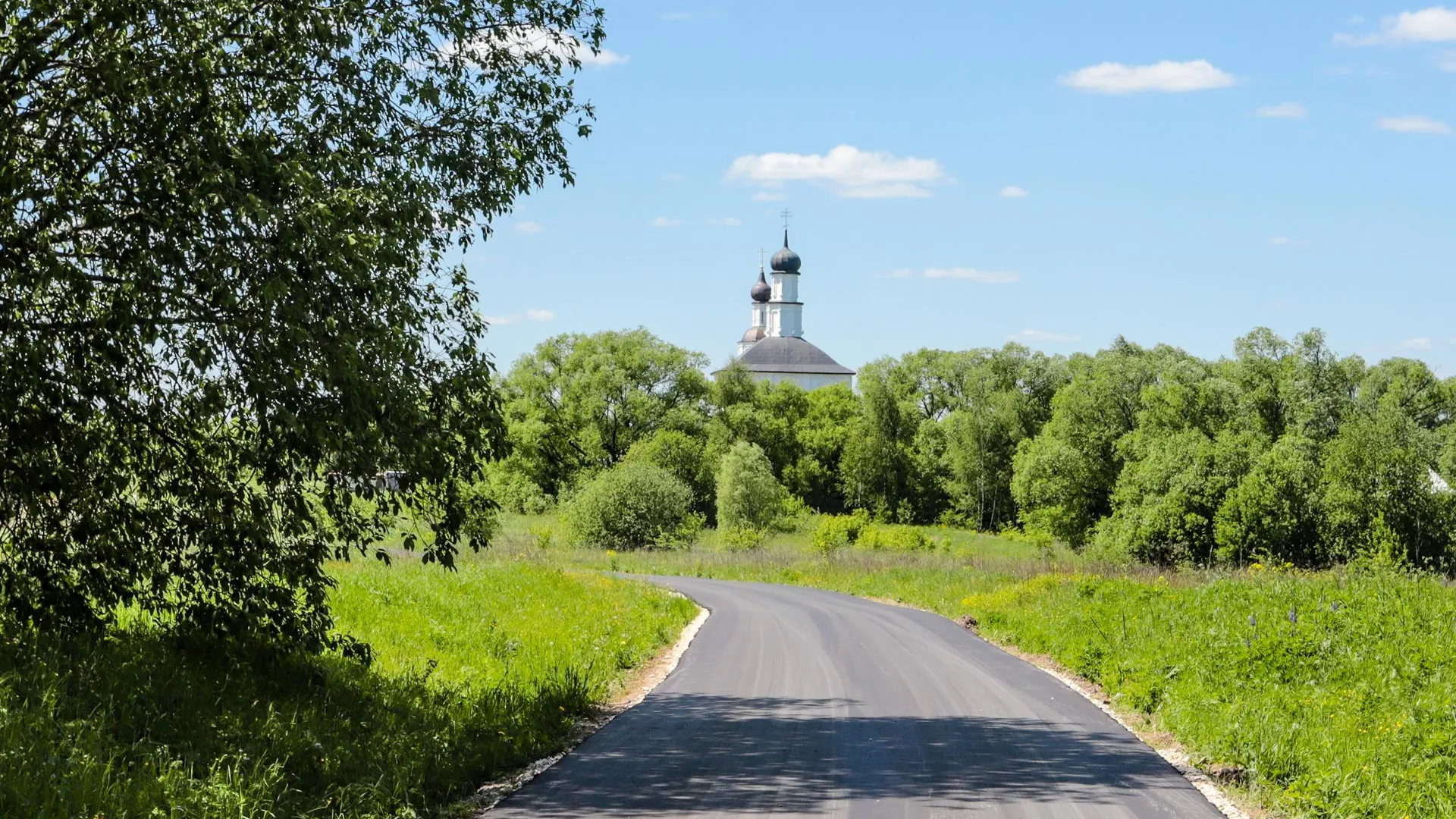 В горокруге Кашира благоустроили подходы к храму по просьбе жителей