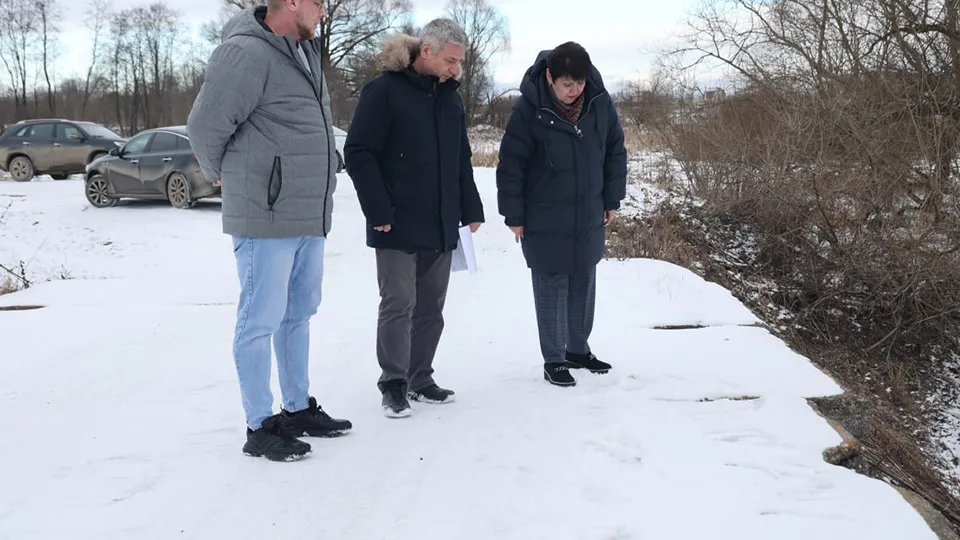Представители муниципалитета проверяют состояние моста. Фото: пресс-служба администрации г.о. Волоколамск