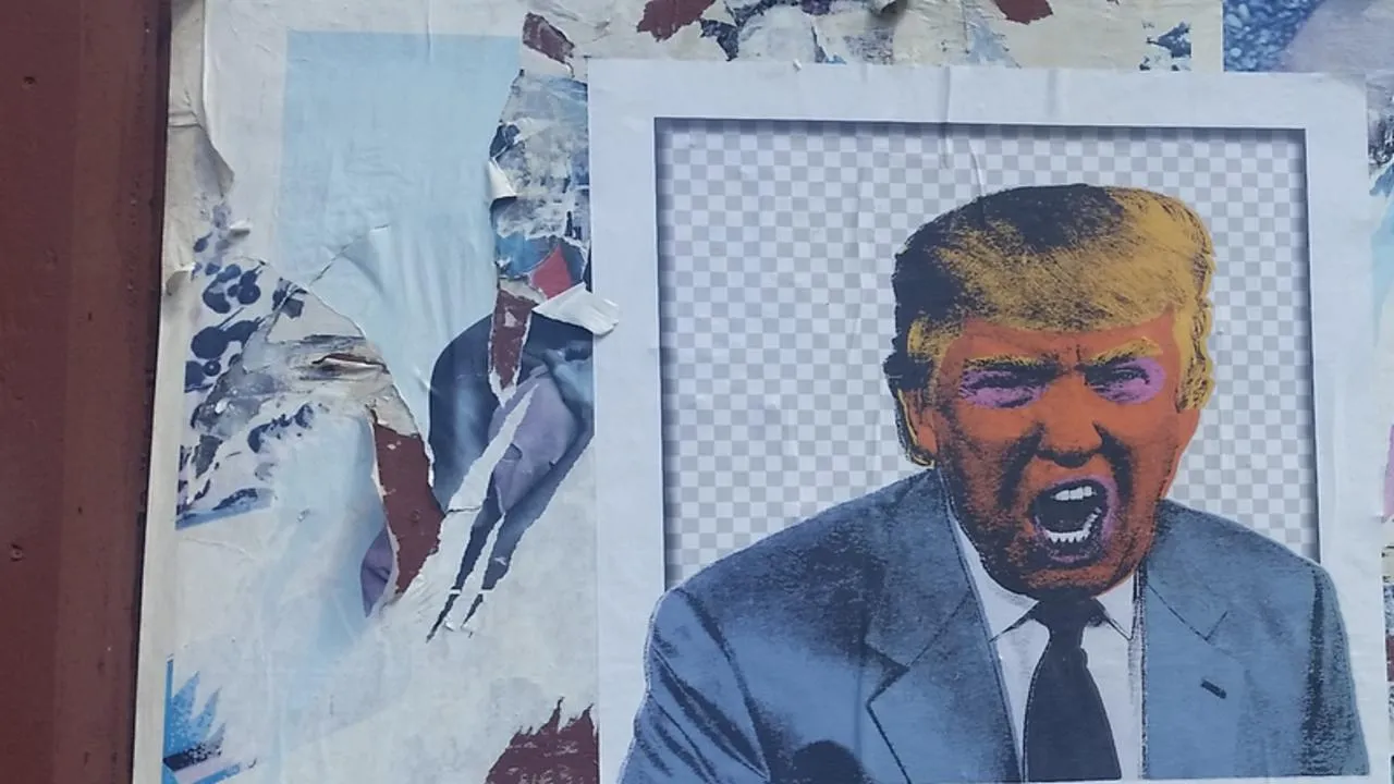 Удары по Белому дому: решения Трампа загнали его в тройную ловушку