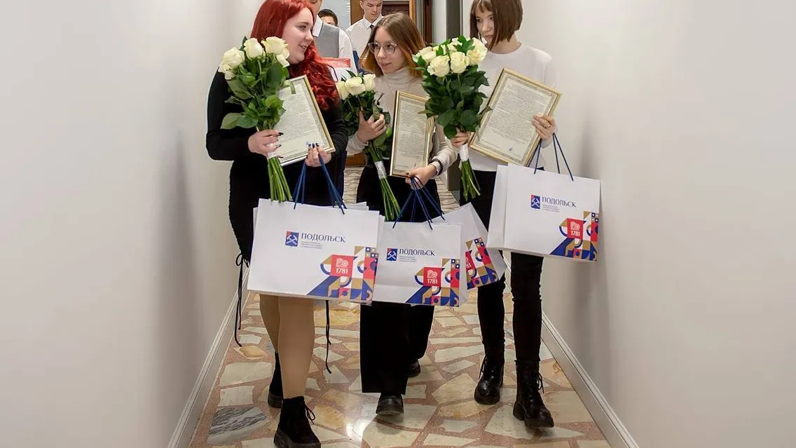 Дети-сироты после получения жилищных сертификатов в администрации Подольска. Фото: пресс-служба администрации г.о. Подольск