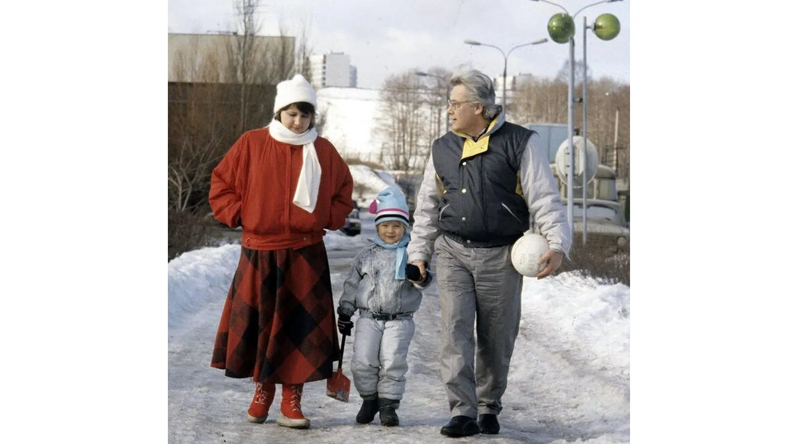 Аллан Чумак со своей второй женой и сыном Дмитрием на прогулке, 1989 год. Игорь Уткин