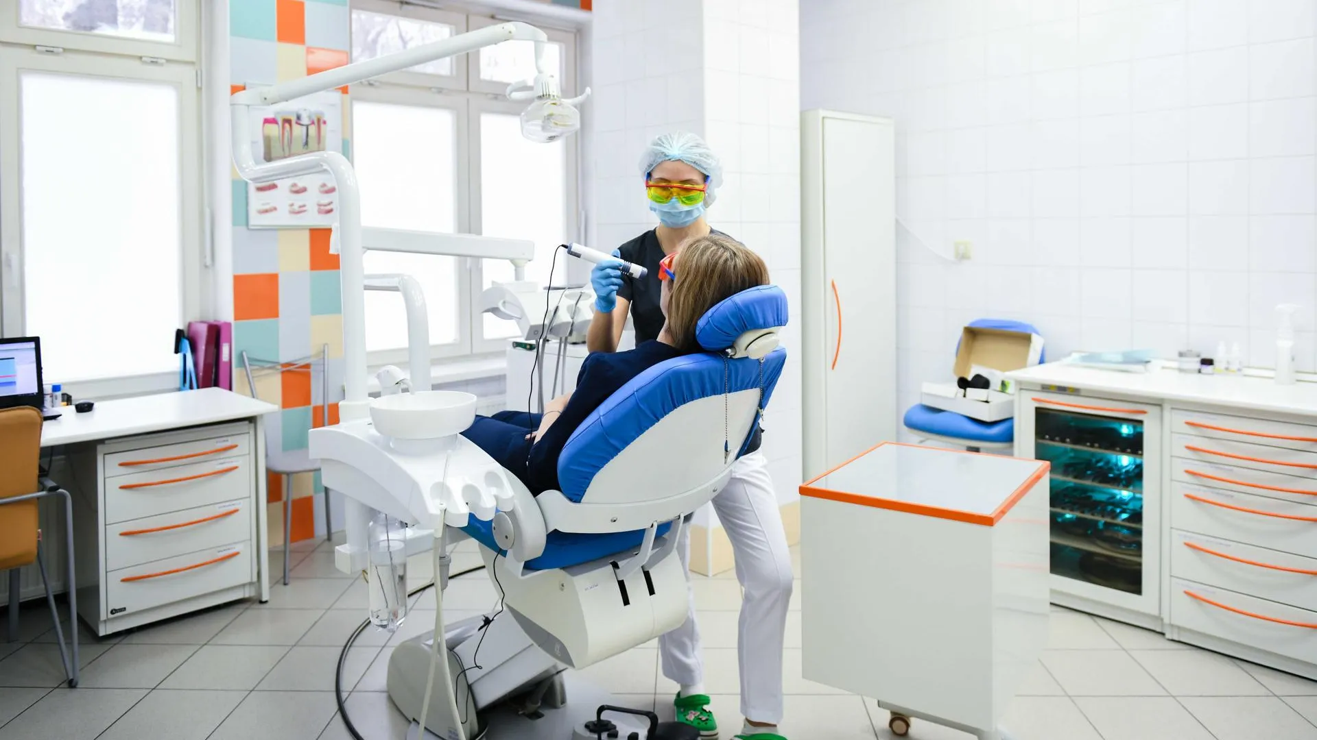 Имплантация зуба: стоматолог рассказала, как титановый винт спасает челюсть от разрушения