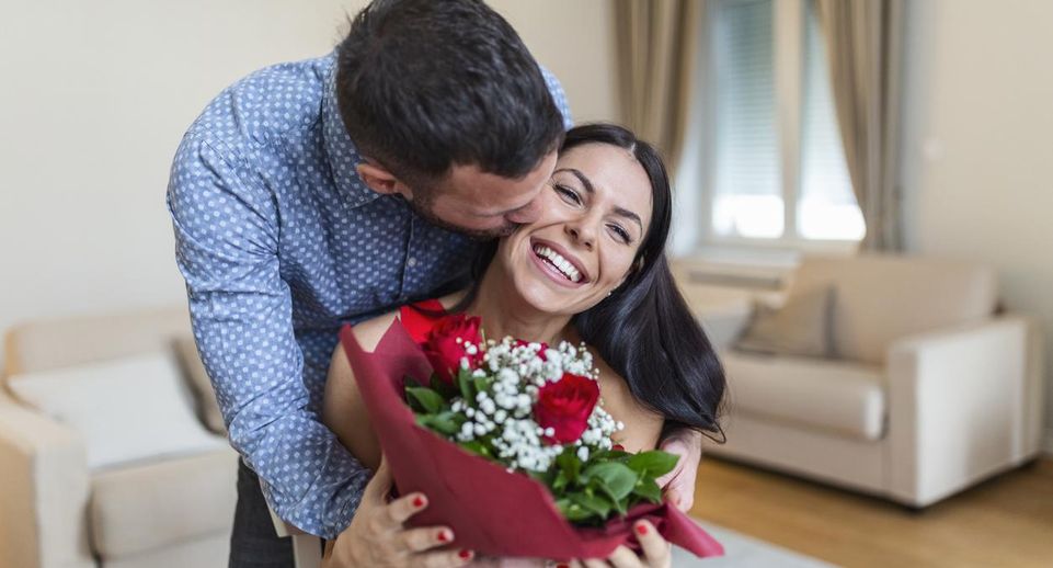 Флорист Агеенко: перед 14 февраля цены на цветы взлетают на 30%