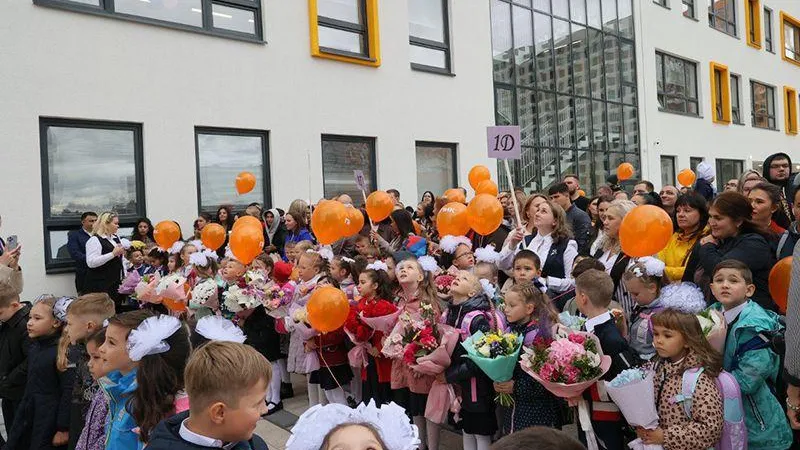 Тысячи учеников приняли в День знаний две новые большие школы в Балашихе