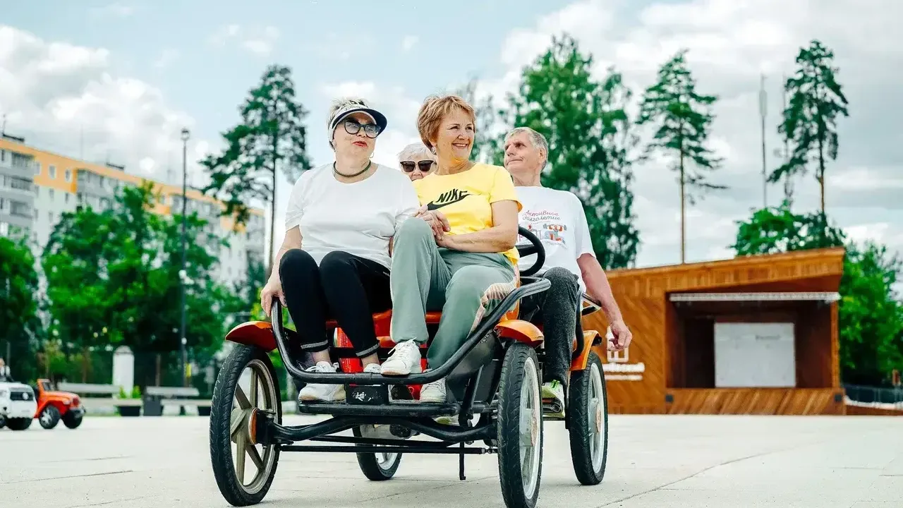 Свыше двух тысяч активных долголетов прокатились на велосипедах в парках Подмосковья
