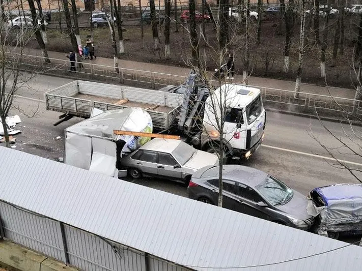 Восьмерых одним ударом: манипулятор «выбил страйк» из машин в Одинцово