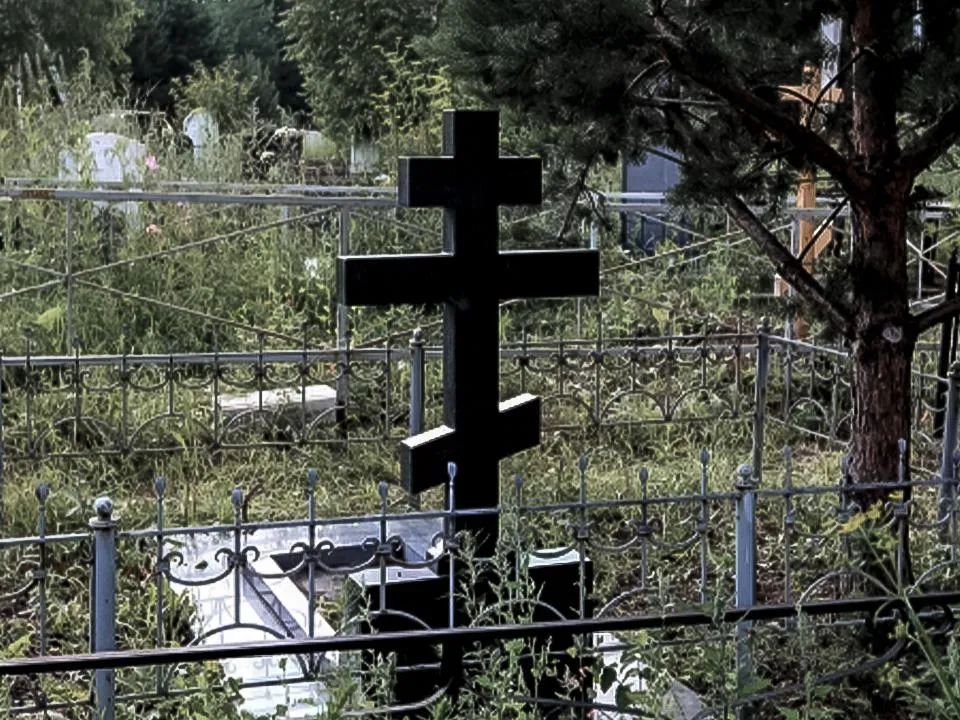 «Искажает судьбу»: эзотерик Абравитова объяснила, почему нельзя выносить предметы с кладбища