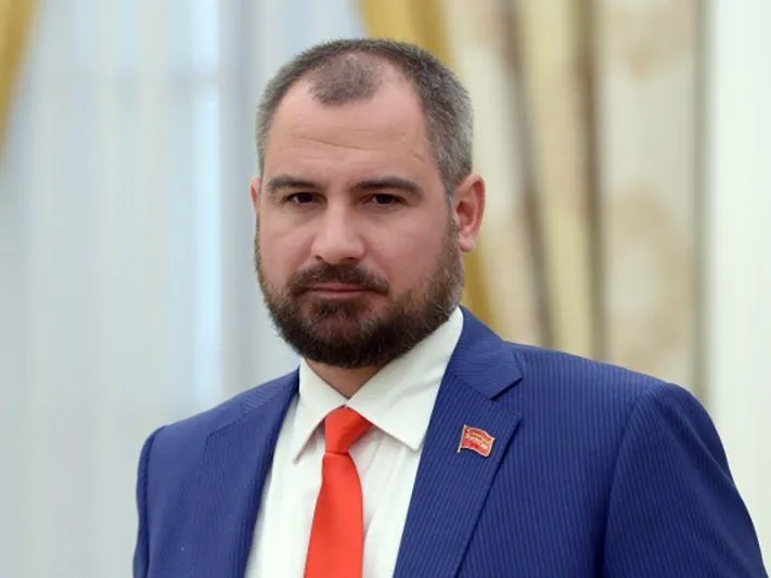 Политолог назвал Максима Сурайкина хайпующим коммунистом