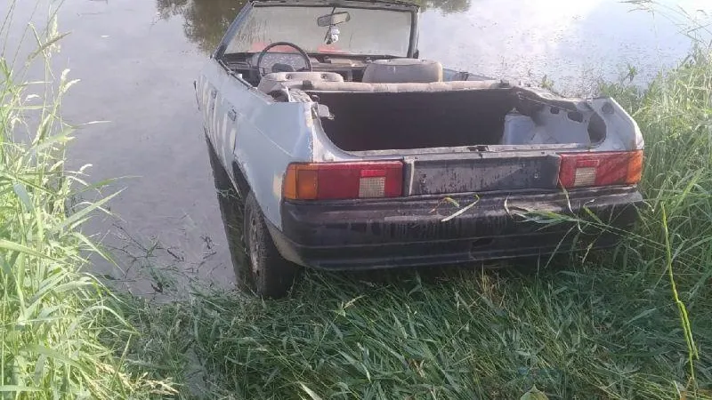 Самодельный кабриолет в водоеме встревожил жителей Звенигорода