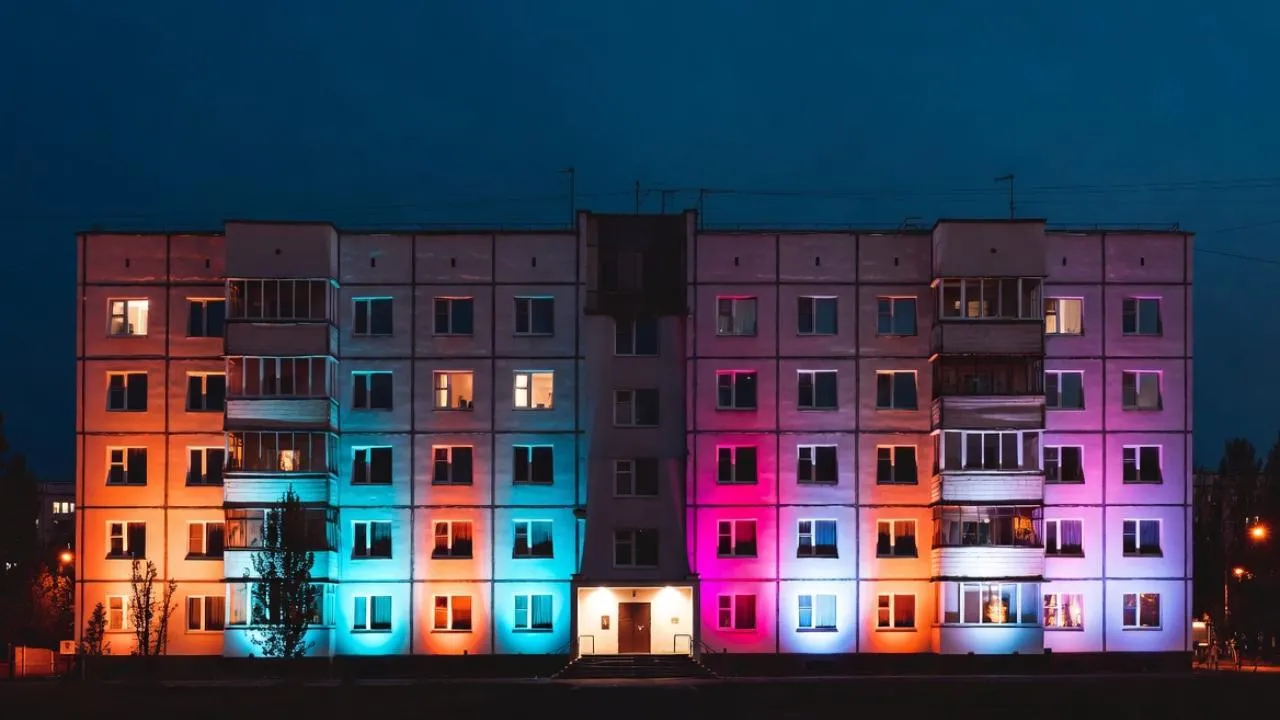 В Железнодорожном обычная пятиэтажка превратилась в яркий арт-объект