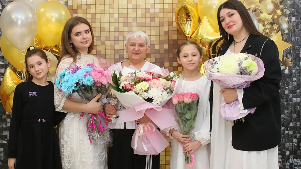 Надежда Игнатьева со своими ученицами — финалисткой шоу «Голос.Дети» Софией Фантой и участницей шоу «Голос» Валентной Яньшиной/Фото: Надежда Игнатьева