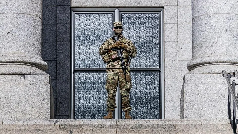 На Украине девушки заманивают мужчин в военкоматы