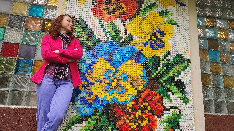 Евгения Буланова и ее панно. Фото: Юлия Андросова