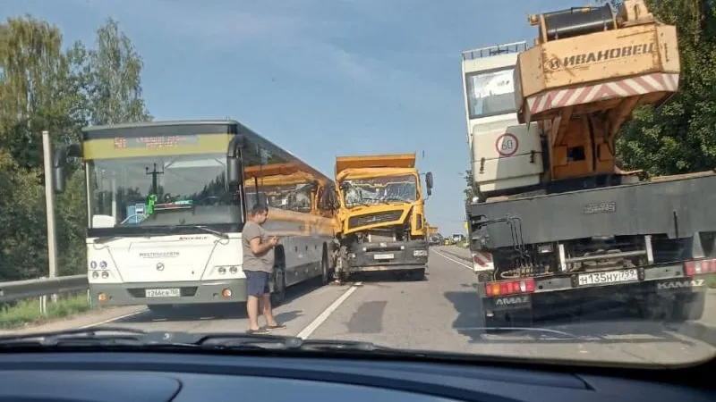Грузовик протаранил рейсовый автобус с пассажирами в Дмитрове