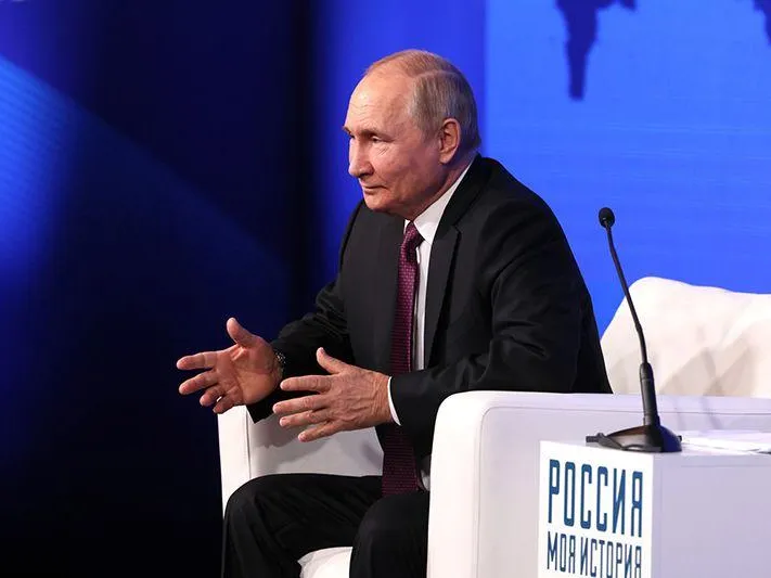 Политолог рассказал, почему не надо смотреть на руки Путина