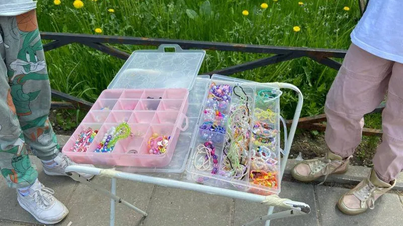 Школьницы из Солнечногорска, продающие хендмейд украшения, вызвали восторг у модниц
