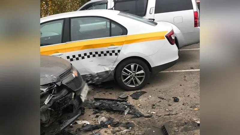 Водитель машины каршеринга разбил семь автомобилей в Трехгорке