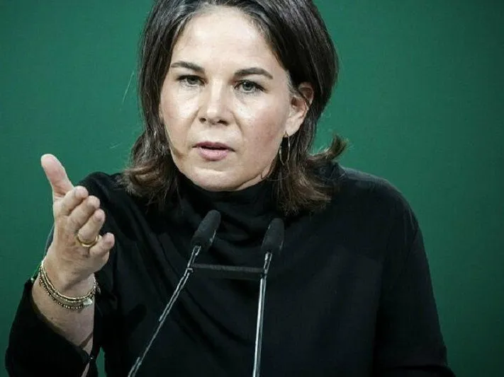 Глава МИД Германии пообещала танки Украине, чтобы выслужиться перед американским «хозяином»