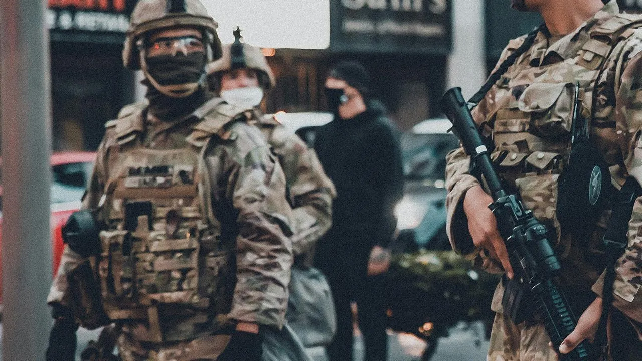 В Сухуме вооруженные люди не пускают сотрудников правительства Абхазии на работу