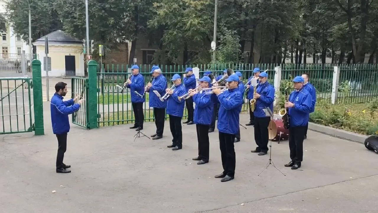 Радостные эмоции: избирателей в Подольске встречает духовой оркестр