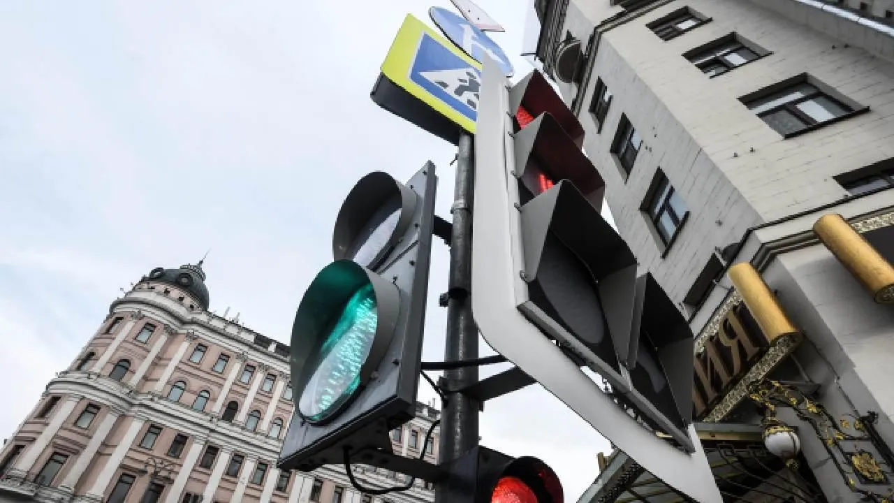 Казанцы связали частые аварии с установленным на перекрестке светофором