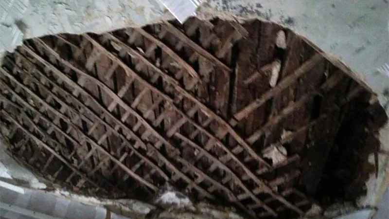 Потолок рухнул в квартире жительницы Электростали