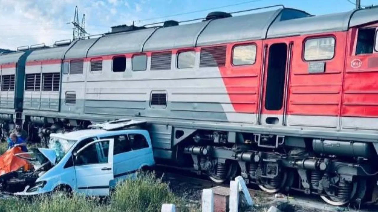 Грузовой поезд и маршрутка столкнулись в Запорожской области