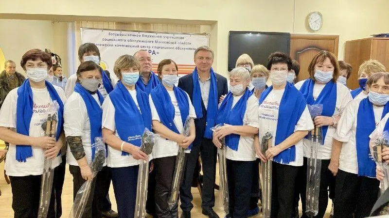 Клуб «Активного долголетия» в городе Видное получил в подарок наборы палок для скандинавской ходьбы