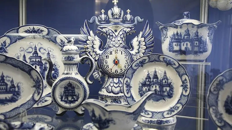 Сбербанк стал совладельцем завода гжельского фарфора