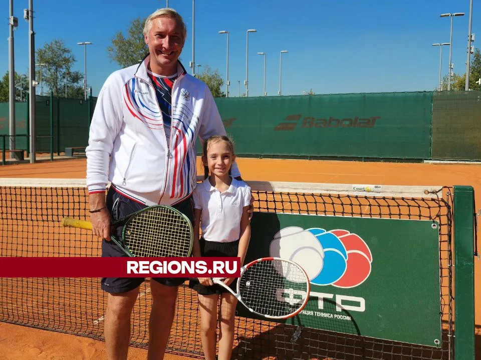 Главный тренер юниорской сборной России по теннису Петр Колесников и Оля Журавлева. Фото: личный архив Надежды Смирновой&nbsp;