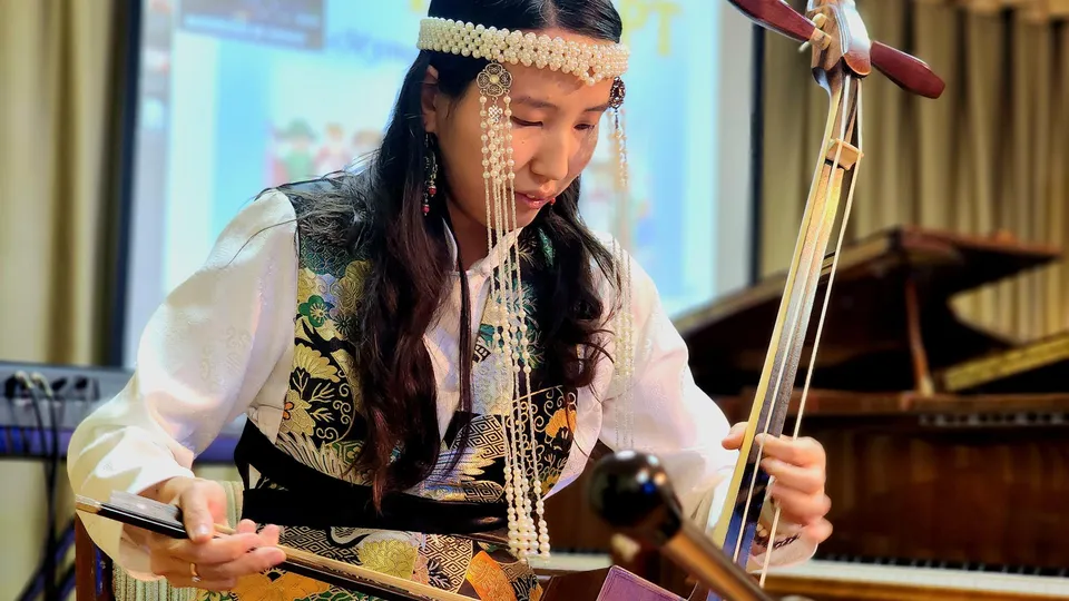 Звучит монгольский музыкальный инструмент — морин хуур. Фото: Мария Овчинникова