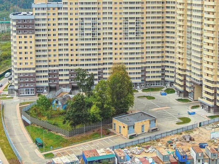 Дача во дворе жилого комплекса в Одинцово стала камнем преткновения между застройщиком, дольщиками и собственником участка
