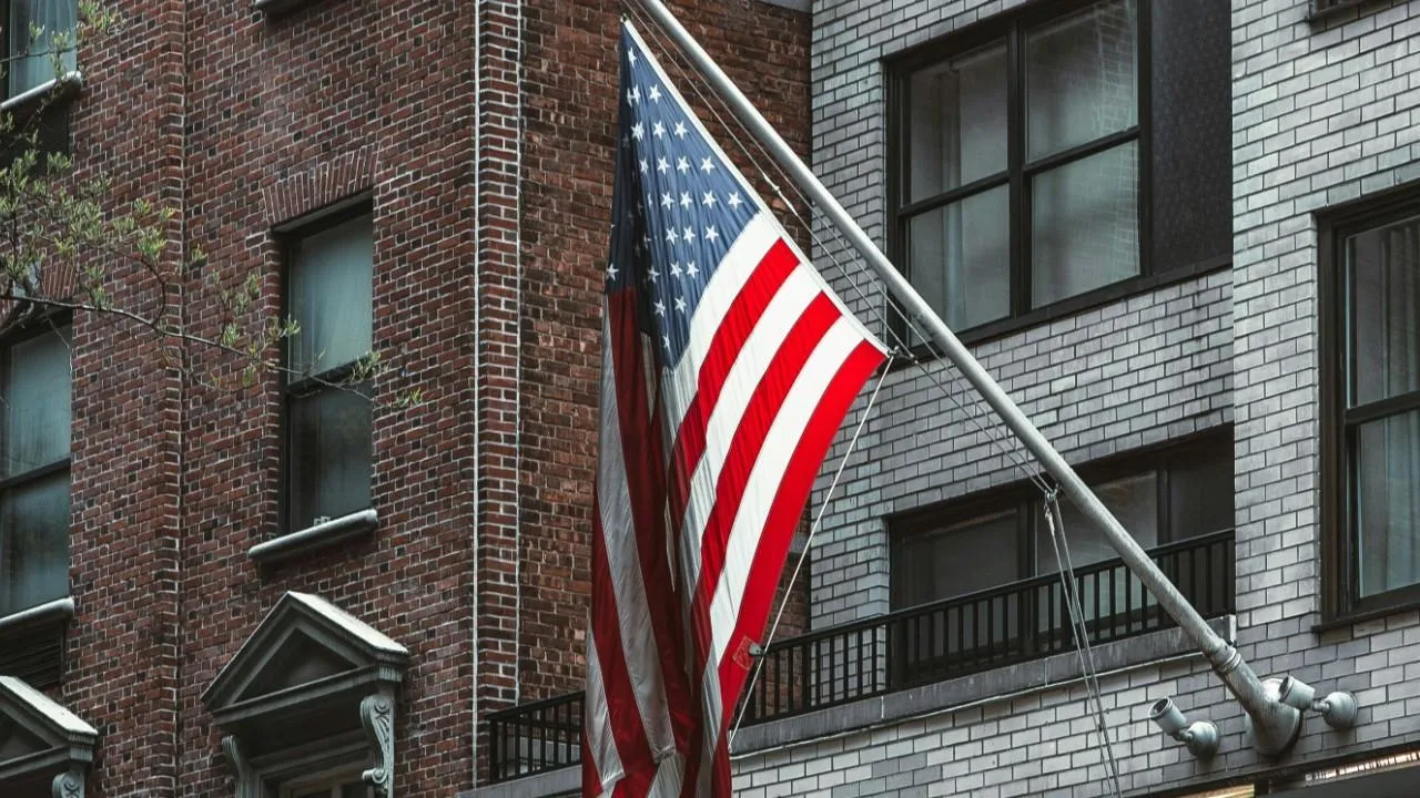 Над посольством США в Москве по распоряжению Трампа подняли флаг