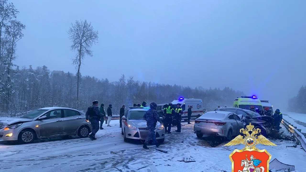 Сотрудники ГАИ устанавливают причины массового ДТП в Одинцово