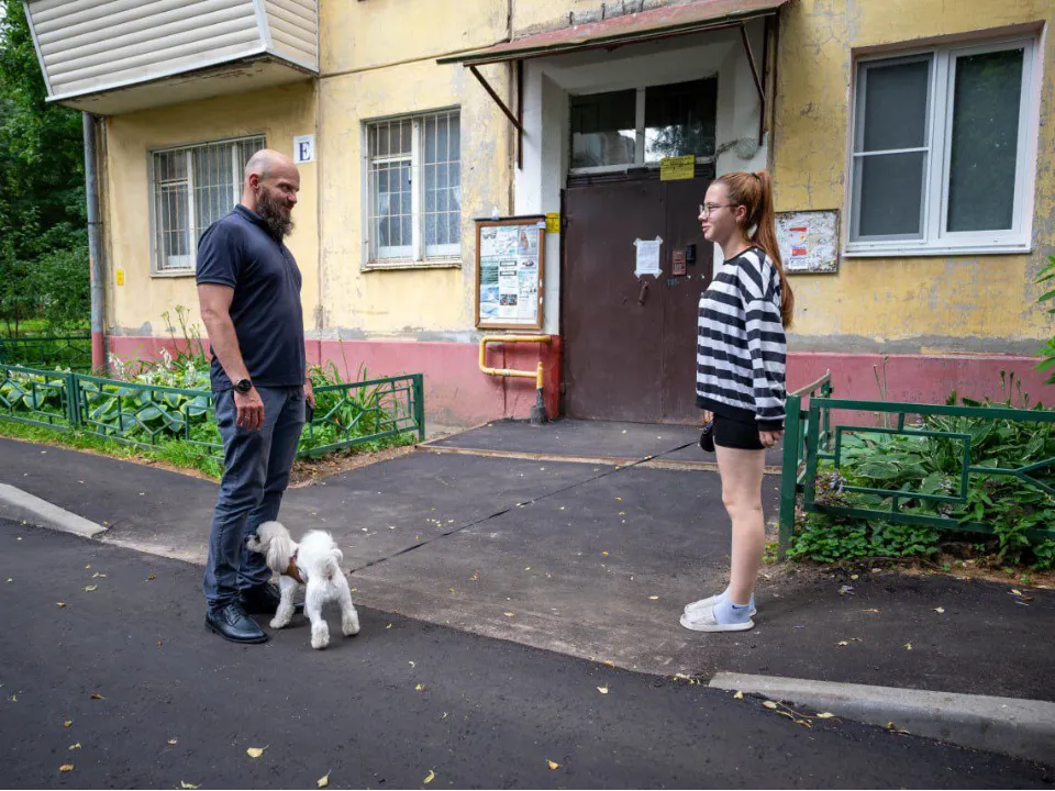 Павел Никишкин проверяет качество работ. Фото: пресс-служба Администрации г. о. Фрязино